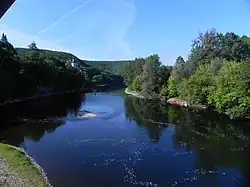 Au niveau de la RD 43, entre Lacave à gauche et Pinsac en rive opposée.