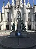 Parvis de l'église où se dresse le monument en souvenir de l’homme d'État catholique Charles Woeste.