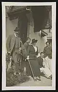 La famille de Gabriac et son ami des enfants, Bertrand Flury-Hérard, Chamonix, août 1915.