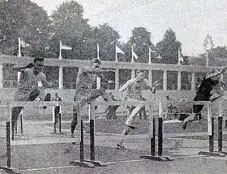 Photo d'un groupe d'athlètes arrivant simultanément sur un obstacle ou haie.