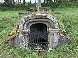 L'abri au-dessus de la fontaine et la niche, en 2022.