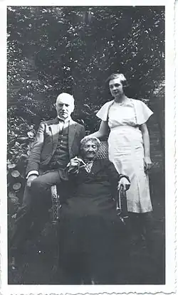 Gabriel Van Dievoet en compagnie de sa tante, la générale Rouen, née José Straatman, et de sa nièce, Andrée de Gachassin-Lafite, vers 1921