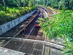La gare au milieu du parc en regardant vers le nord.