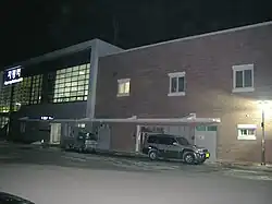 La façade avant de la gare.