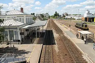 Les voies de la gare depuis la passerelle, en direction de Granville.