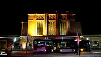 Façade de la gare, la nuit.