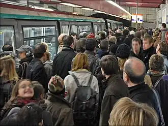Station de la Concorde à Paris : 725&nbsp;000&nbsp;passagers par jour sur la ligne 1 du métro, 1&nbsp;140&nbsp;000 pour le RER A.