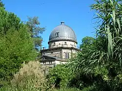 La grande coupole de l'observatoire de Strasbourg, vue depuis le jardin botanique de l'Université.