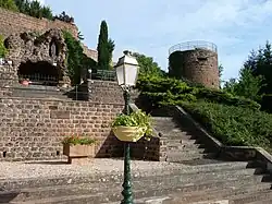 La grotte et le château.