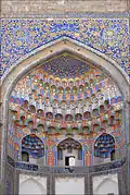 Muqarnas du pishtak d'entrée de la médersa Abdoullaziz-Khan de Boukhara.