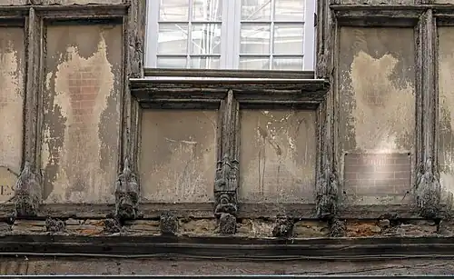 no&nbsp;17 : détail des fenêtres du 1er&nbsp;étage.