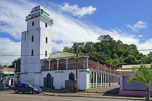 Mosquée de Mtsapéré : l'islam, majoritaire à Mayotte, est représenté sur l'écu par un croissant rangé en chef.