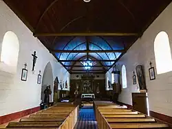 La nef et ses bancs clos.