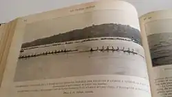 Image d'un journal contenant une photographie et une partie d'un article sur la compétition.