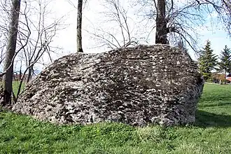 La Pierre Gauloise est une pierre à cupules au lieu-dit Chez Crosson.
