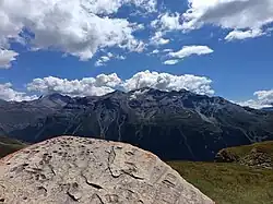 Pierre creusée de pieds et de cupules