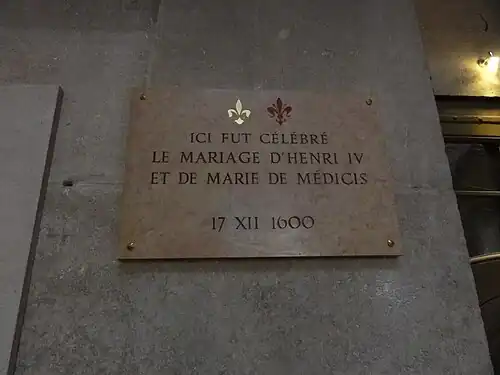 Plaque de marbre accrochée à un mur, rappelant le mariage d'Henri IV et de Marie de Médicis.