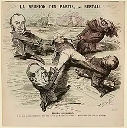 Un homme souriant est tiraillé par quatre individus.