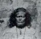 Photographie en noir et blanc d'une femme brune.