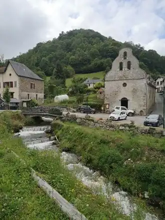 Le hameau de La Rivière avec la chapelle Saint-Roch et la rivière d'Alos en juin 2020.