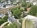 Le bourg de La Roche-Maurice, traversé par la voie ferrée Paris-Brest 2.
