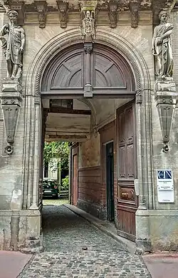 Bernet : portail et porche.