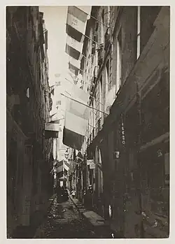 La rue parée de drapeaux  tricolores le 14 juillet 1887, photographie d'Hippolyte Blancard.