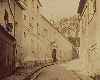 Eugène Atget, La rue des pierres à Meudon, avec l'entrée de la maison (1876), photographie, Paris, BNF.