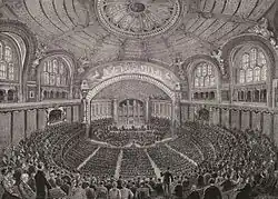 Gravure de 1879 présentant une foule nombreuse dans la grande salle du Trocadéro.
