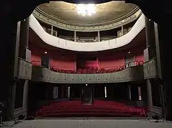 Salle du théâtre vue depuis la scène.