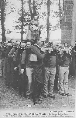 La statue de Sainte-Anne portée de la chapelle à la tribune extérieure pour la cérémonie du couronnement de 1913.