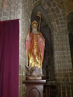 Une photo d'une statue représentant un saint évêque en ornements liturgiques.