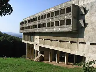 Le couvent Sainte-Marie de La Tourette à Éveux, conçu par Le Corbusier en 1960.