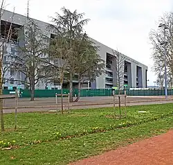 La tribune Pierre Faurand, vue de l'extérieur.