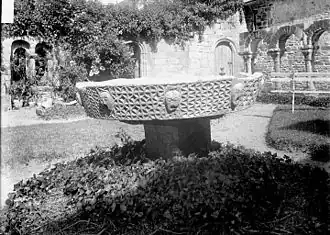 La vasque de l'abbaye de Daoulas, Finistère, au début du XXe&nbsp;siècle.