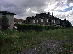 La verrerie depuis la voie de chemin de fer.