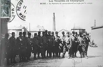 La verrerie occupée par l'armée en 1911 lors de troubles sociaux.