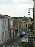 Une des rues de la ville basse de Tonnay-Charente vue depuis la fontaine de Mortemart.