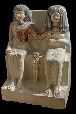 Un couple et son enfant. Nouvel Empire. Règne de Thoutmôsis IV, (XVIIIe&nbsp;dynastie). Calcaire sculpté et peint.