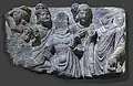 Buddha (à D.) avec quatre personnages. Gandhara, Pakistan actuel. Art gréco-bouddhique Ier – Ve&nbsp;siècle. Schiste gris bleu, H. 16&nbsp;cm.