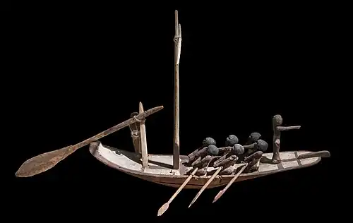 Barque funéraire. Moyen Empire, -2033 à -1786. Bois sculpté et peint, H. 80 L. 60 cm.