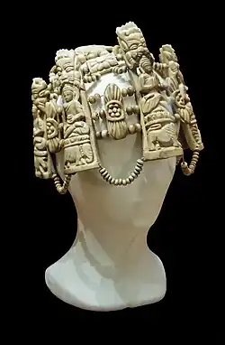 Coiffe de lama destinée aux cérémonies d’exorcisme Népal; os de yak; XIXe siècle.