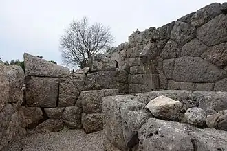 Salles menant à la salle centrale