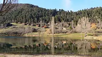 Les chalets au bord du lac.