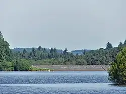 Le barrage vu depuis l'aire des Pondauds, à Saint-Marc-à-Loubaud.