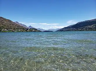 Vue du lac Wakatipu d'une plage de Queenstown, ville d'Otago en Nouvelle-Zélande