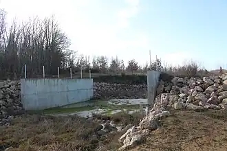 Évacuateur de crue, en béton.