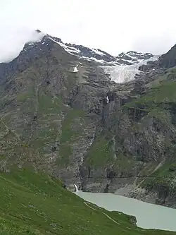 Vue sur le lac artificiel de Mauvoisin et le glacier du Giétro (orientation est, 2006). Le glacier suspendu occupe le centre de la photographie et le sommet du Pleureur le côté gauche.