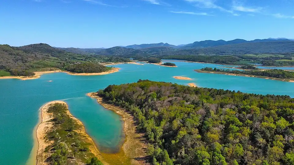 Lac de Montbel en Ariège barrage nord durant une belle journée de printemps