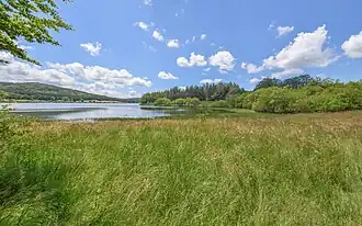 Vue partielle du lac.